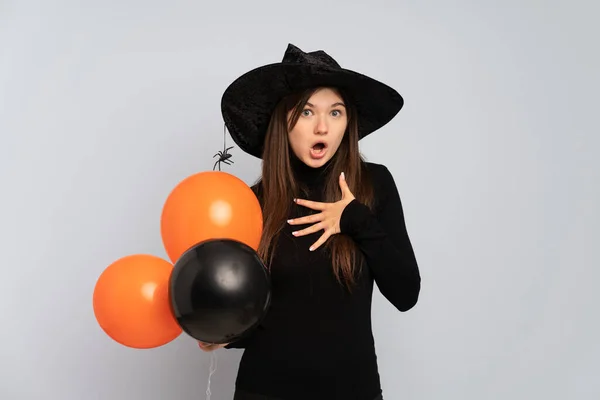 Joven Bruja Sosteniendo Globos Aire Negro Naranja Sorprendida Sorprendida Mientras — Foto de Stock