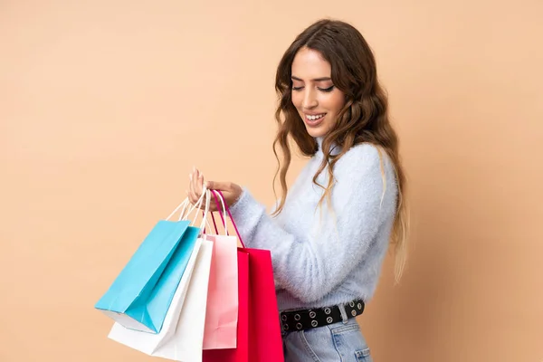 Jonge Vrouw Geïsoleerde Achtergrond Holding Boodschappentassen — Stockfoto