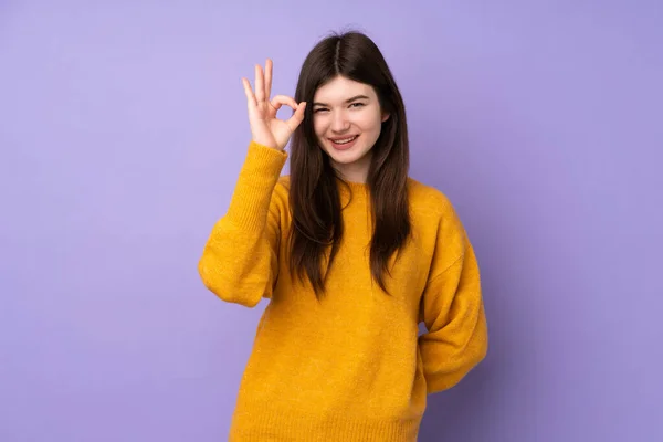 Giovane Ragazza Adolescente Ucraina Sfondo Viola Isolato Mostrando Segno Con — Foto Stock