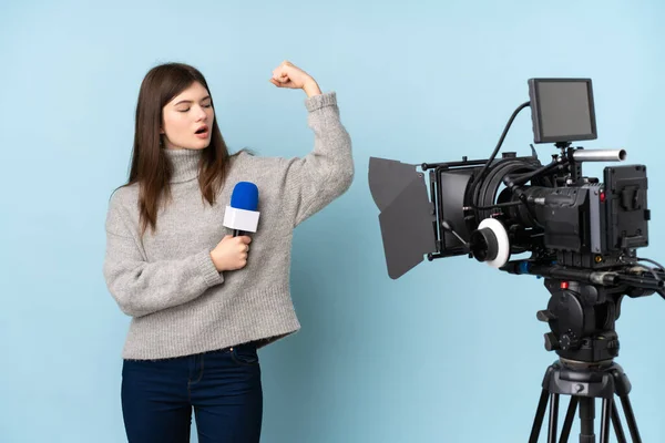 Jovem Repórter Mulher Segurando Microfone Relatando Notícias Fazendo Forte Gesto — Fotografia de Stock