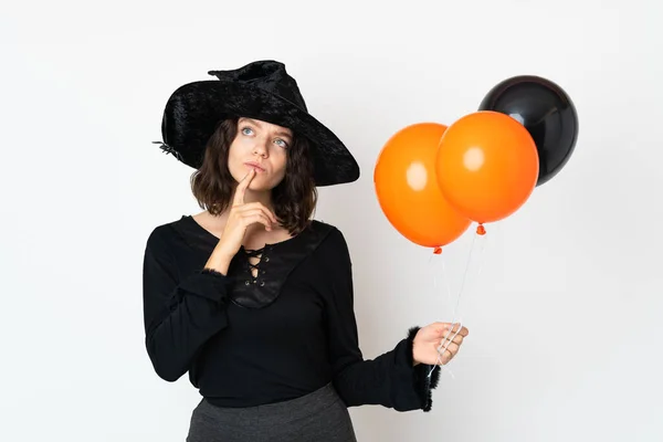 Joven Bruja Sosteniendo Globos Aire Negro Naranja Teniendo Dudas Mientras — Foto de Stock