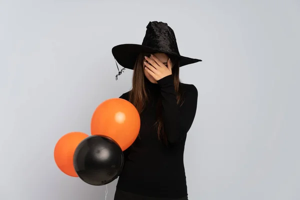 Joven Bruja Sosteniendo Globos Aire Negro Naranja Con Expresión Cansada —  Fotos de Stock