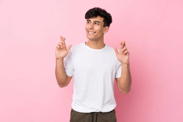 Young Argentinian Man Isolated Pink Background Fingers Crossing — Stock Photo, Image