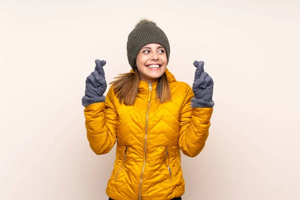 Γυναίκα Χειμερινό Καπέλο Πάνω Από Απομονωμένο Φόντο Δάχτυλα Διασταύρωση — Φωτογραφία Αρχείου