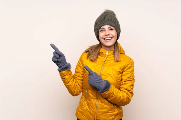 Mujer Con Sombrero Invierno Sobre Fondo Aislado Señalando Dedo Hacia — Foto de Stock