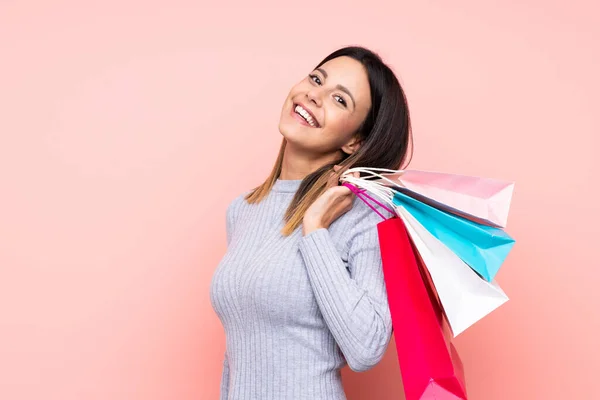 Soyutlanmış Pembe Arka Planda Bir Kadın Alışveriş Torbaları Tutuyor Gülümsüyor — Stok fotoğraf