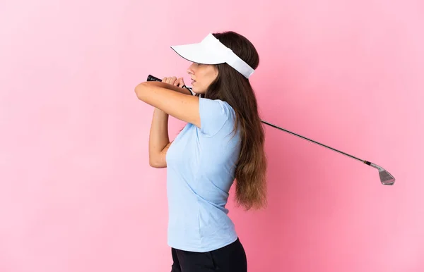 Jovem Hispânica Sobre Fundo Rosa Isolado Jogando Golfe — Fotografia de Stock