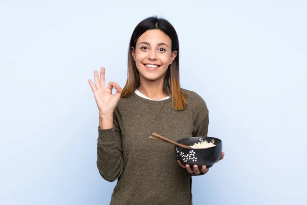 Frau Über Isoliertem Blauem Hintergrund Zeigt Zeichen Mit Fingern Während — Stockfoto