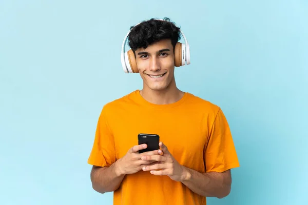 Νεαρός Αργεντίνος Απομονωμένος Στο Παρασκήνιο Ακούγοντας Μουσική Κινητό Και Κοιτάζοντας — Φωτογραφία Αρχείου