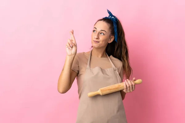 Jeune Femme Tenant Rouleau Pâtisserie Avec Les Doigts Croisés Souhaitant — Photo