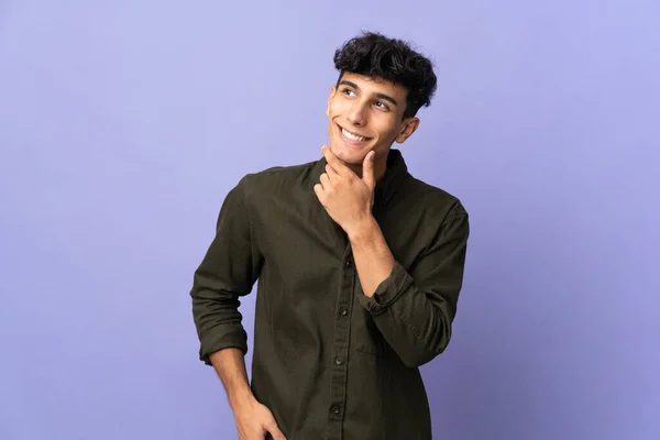 Молодий Аргентинський Чоловік Задньому Плані Дивиться Вгору Коли Посміхається — стокове фото