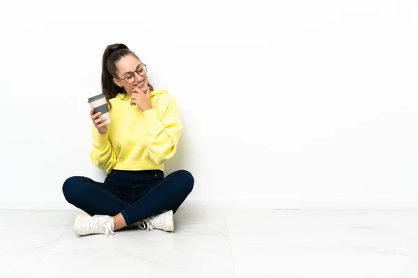 Giovane Donna Seduta Sul Pavimento Possesso Caffè Asporto Pensando Idea — Foto Stock