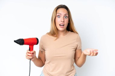 Beyaz arka planda izole edilmiş saç kurutma makinesi tutan beyaz bir kadın.