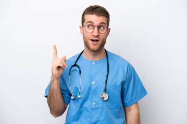 Genç cerrah, beyaz arka planda izole edilmiş beyaz bir adam.