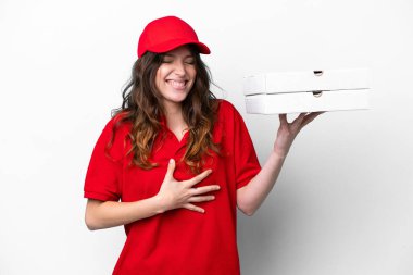 İş üniformalı pizzacı kadın beyaz arka planda izole edilmiş pizza kutularını topluyor.