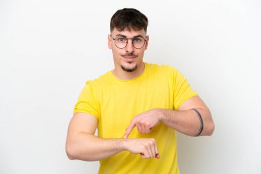 Beyaz arka planda izole genç beyaz yakışıklı adam geç kalma jesti yapıyor