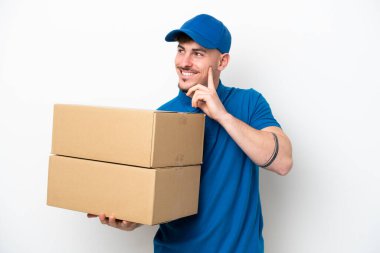 Beyaz arka planda izole edilmiş beyaz bir adam yukarı bakarken bir fikir düşünüyor.