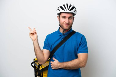 Beyaz arka planda izole edilmiş termal sırt çantalı beyaz bir adam.