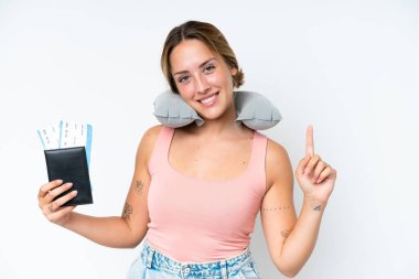 Şişirilebilir Seyahat Yastığı olan kadın izole edilmiş arka planda en iyinin işareti olarak parmağını kaldırıyor.