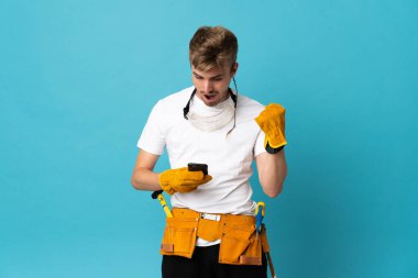 Duvarı aşan genç elektrikçi şaşırdı ve bir mesaj gönderdi.