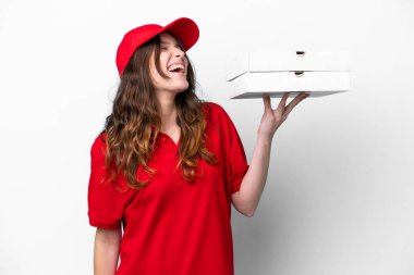 Pizza dağıtan kadın iş üniformalı beyaz arka planda izole edilmiş pizza kutuları alıyor.