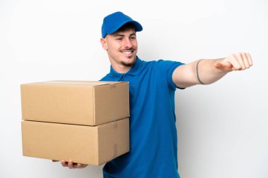 Beyaz arka planda izole edilmiş beyaz bir adam iyi niyet göstergesi gösteriyor.