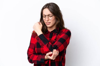 Beyaz arka planda izole edilmiş beyaz tenli genç bir kadın. Dirsek ağrısı var.