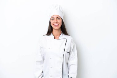 Beyaz arka planda genç aşçı kadın gülüyor