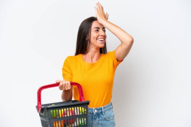 Beyaz arka planda izole edilmiş yiyecek dolu bir sepet taşıyan beyaz bir kadın bir şeyin farkına vardı ve çözümü amaçladı.