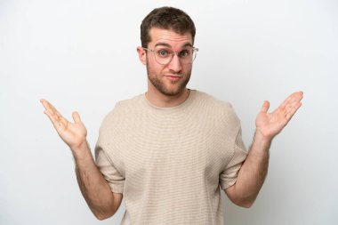 Beyaz arka planda izole edilmiş beyaz bir genç şüpheli hareketler yapıyor.