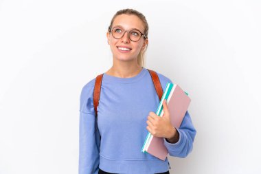 Beyaz arka planda izole genç beyaz kadın bir fikir düşünürken yukarı baktı.