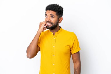 Beyaz arka planda izole edilmiş genç Brezilyalı adam biraz gergin.