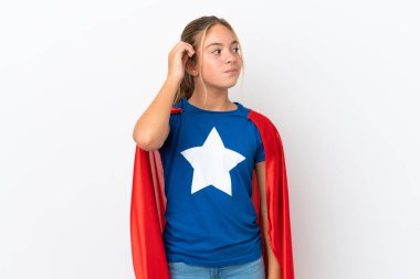 Beyaz arka planda, süper kahraman kostümlü, kuşkuları olan beyaz bir kız.