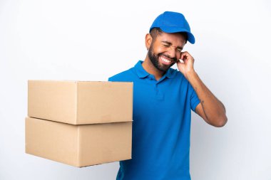 Beyaz arka planda izole edilmiş Brezilyalı adam hayal kırıklığına uğramış ve kulaklarını kapatmış.