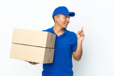 Ekvador 'lu adam beyaz arka planda izole edildi. Çözümü bulmak için parmağını kaldırdı.