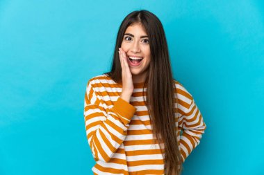 Mavi arka planda mahsur kalmış beyaz bir kadın. Şaşırmış ve şok olmuş bir yüz ifadesi var.