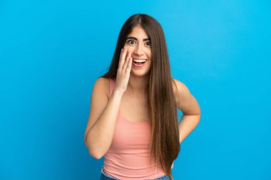 Mavi arka planda mahsur kalmış beyaz bir kadın. Şaşırmış ve şok olmuş bir yüz ifadesi var.