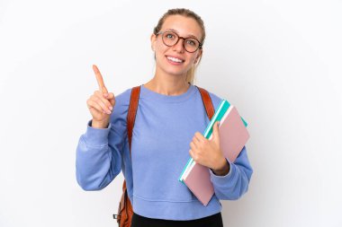 Beyaz arka planda izole edilmiş beyaz tenli genç bir kadın en iyinin işareti olarak parmağını kaldırıyor ve gösteriyor.