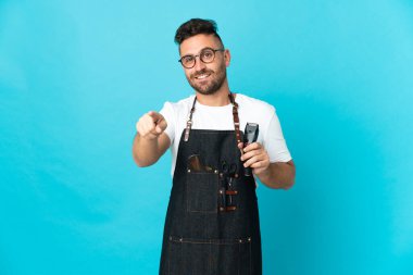 Önlüklü berber şaşırdı ve ön tarafı gösterdi.