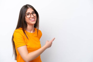 Beyaz arka planda izole edilmiş genç beyaz kadın