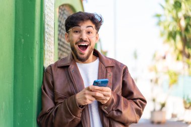 Dışarıdaki yakışıklı Arap şaşırdı ve bir mesaj yolladı.