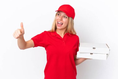 Beyaz arka planda pizza taşıyan teslimatçı kadın baş parmak hareketi yapıyor.