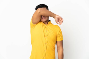 Genç Ekvadorlu, beyaz arka planda izole edilmiş, gözleri elle kaplanmış.