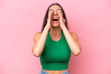 Pembe arka planda izole edilmiş beyaz bir kadın bağırıyor ve bir şeyler söylüyor.