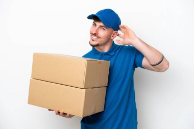 Beyaz arka planda izole edilmiş beyaz bir adam. Şüpheleri var.