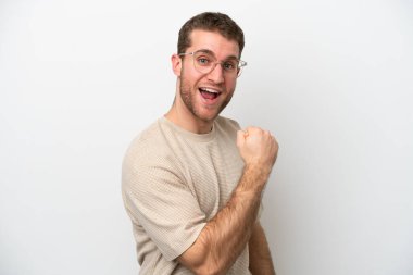 Beyaz arka planda izole edilmiş genç beyaz adam zaferi kutluyor.