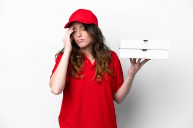 Pizza dağıtan kadın iş üniformalı beyaz arka planda izole edilmiş pizza kutuları alıyor.