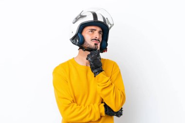 Beyaz arka planda izole edilmiş motosiklet kasklı beyaz bir adam yukarı bakarken şüpheleri var.