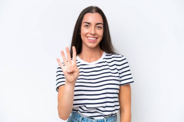 Beyaz arka planda izole edilmiş genç beyaz kadın mutlu ve parmaklarıyla dörde kadar sayıyor.