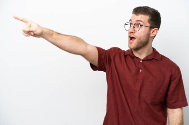 Beyaz arka planda izole edilmiş genç beyaz adam...